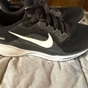 Nike women’s Black and White Air Zoom Athletic Shoes